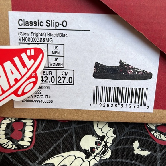 Vans Classic Slip-0n
(Glow Frights) Black/Black
VN000XG88MG WMNS sneakers - Picture 16 of 16